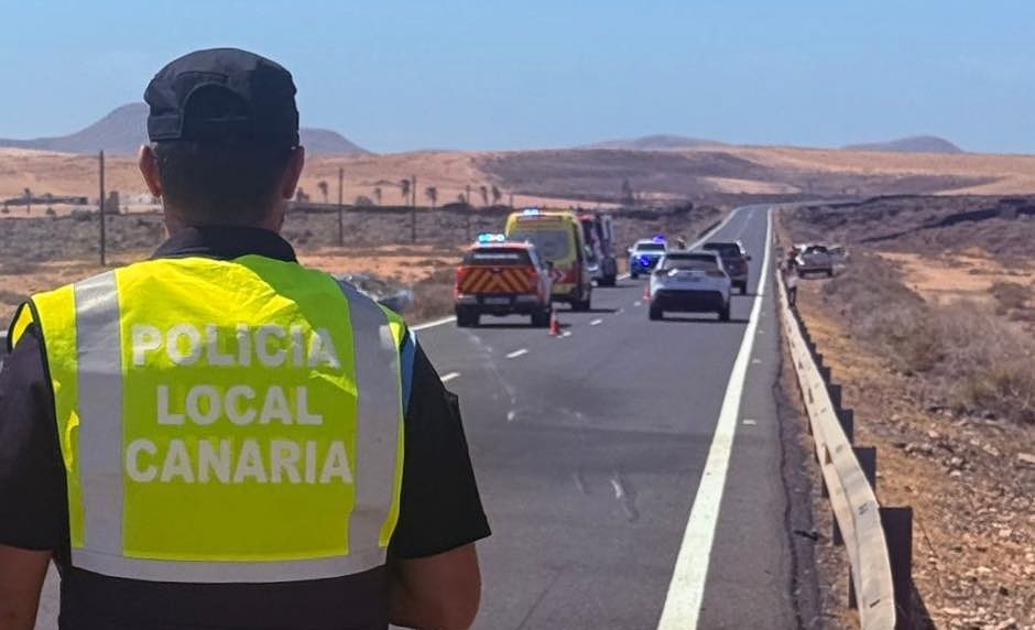 Accidente con incendio y vuelco en un barranco dejan un muerto y un herido en Fuerteventura