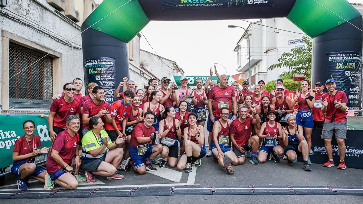 Ausias Sansebastián y Maria Isabel Ferrer se imponen en la XVII Volta Cross a Barx con homenaje al veterano "runner" local Javier Castelló