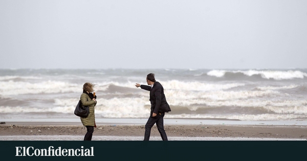 Cinco personas rescatadas con vida en la playa de Aigua Morta tras una alerta inicial que confirmaba su fallecimiento