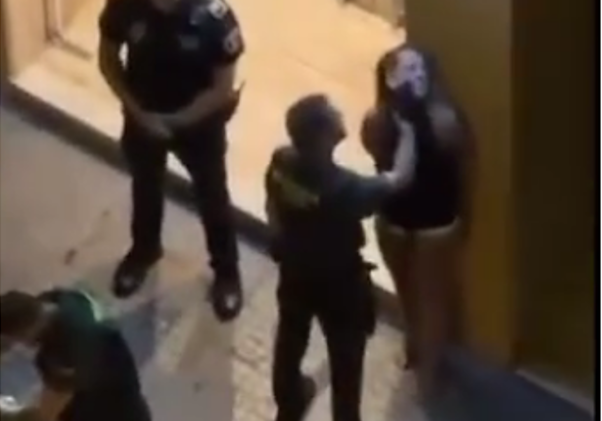 Detenido un guardia civil por agredir a una joven en Oliva cuando estaba engrilletada con las manos en la espalda