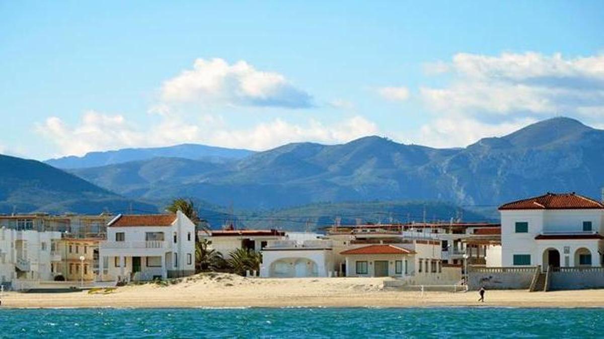 La Doble Apuesta de Oliva: ¿Estrategia Turística o Saturación del Verano Costero?
