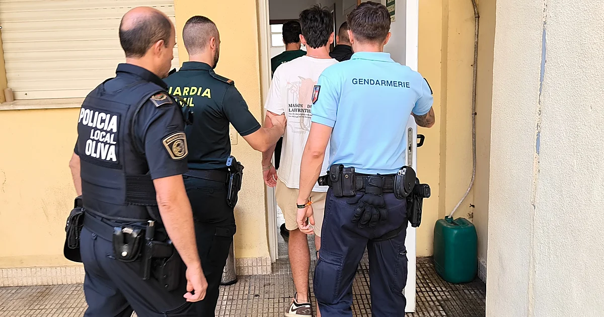 La Guardia Civil detiene a tres individuos por causar daños en al menos cinco vehículos en la playa de Oliva