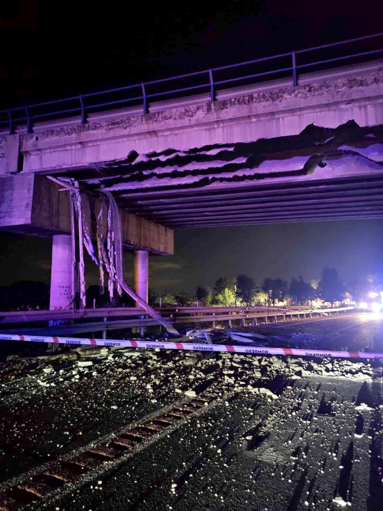 Un camión impacta contra el puente del excalextric de la playa de Gandia y cierra la N-332 toda la madrugada