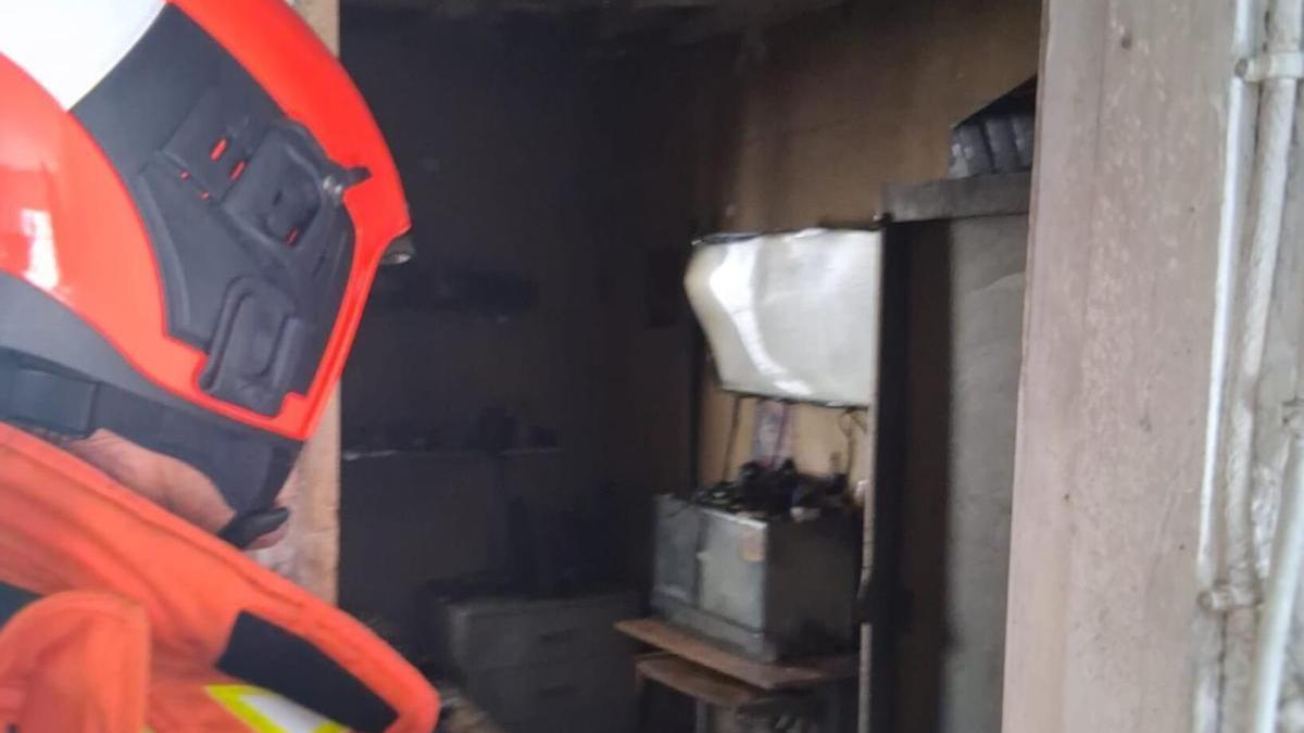Un incendio en la terraza de una vivienda moviliza a los bomberos en Tavernes de la Valldigna - Levante