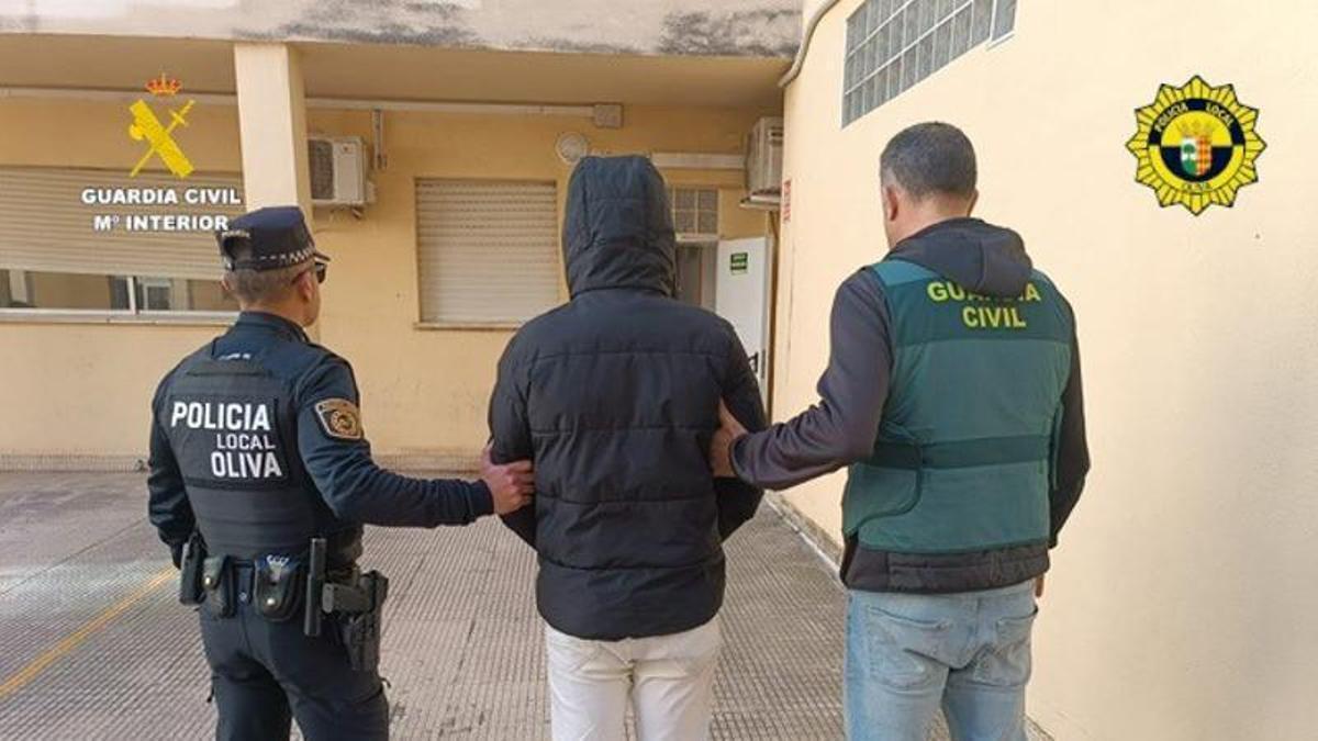 Cuatro detenidos por robo con fuerza en un bar de Oliva