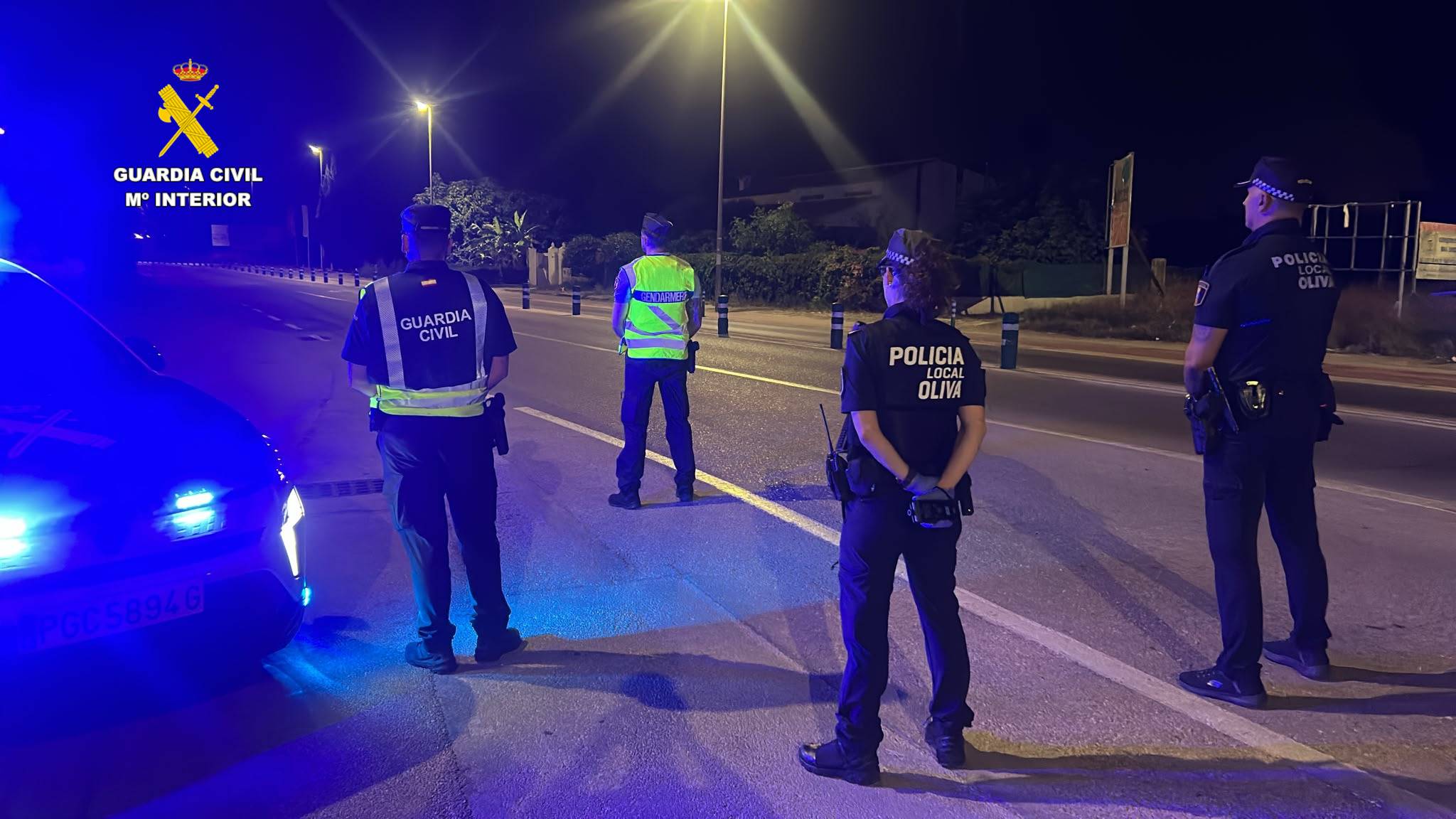 Detenidas tres personas por destrozar varios vehículos en la playa de Oliva (Valencia)