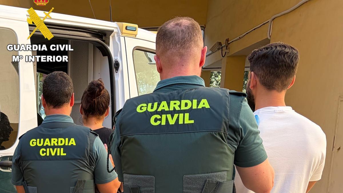 Detenidos en Oliva por robo con violencia usando la técnica del mataleón