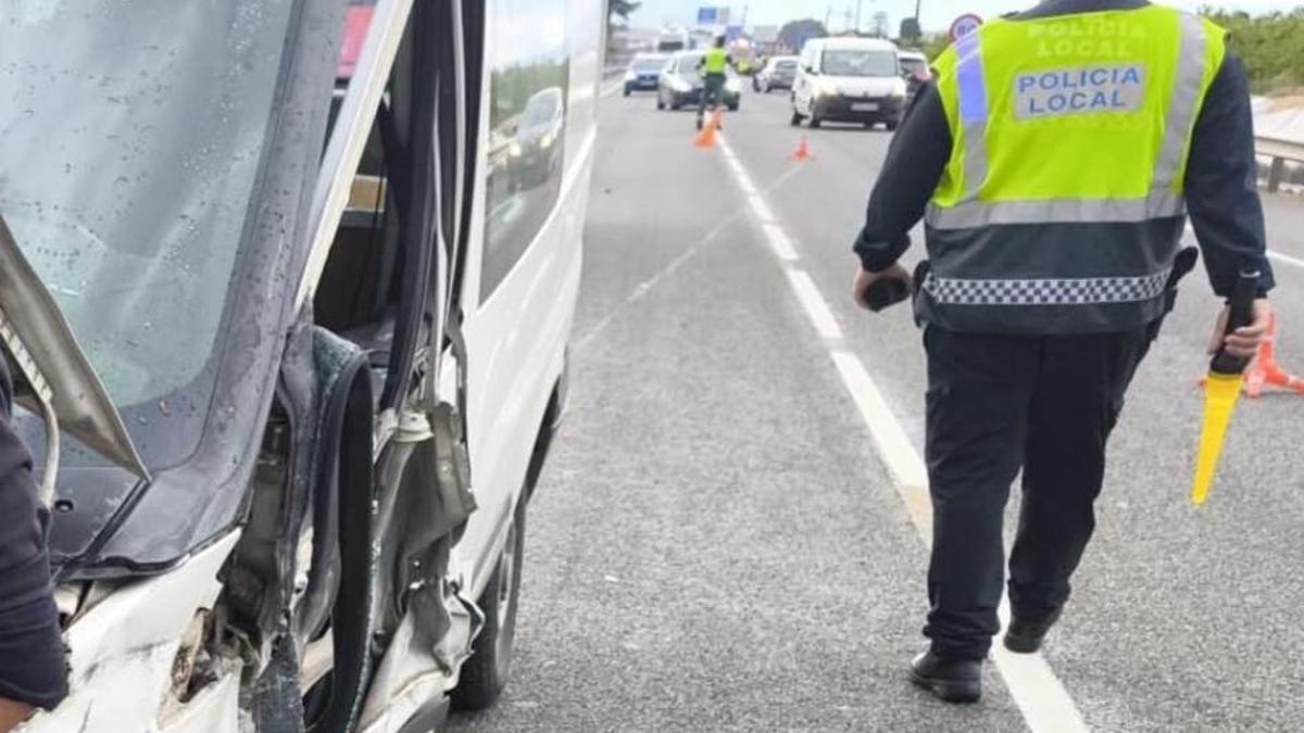 Dos heridos en Oliva en un accidente con tres vehículos implicados