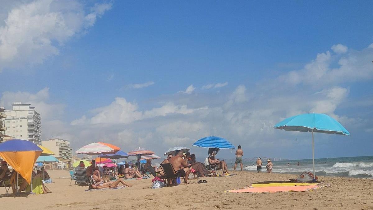 El cloro como tirita en las playas de la Safor: la alerta de expertos por el uso masivo de desinfección para evitar cierres costeros