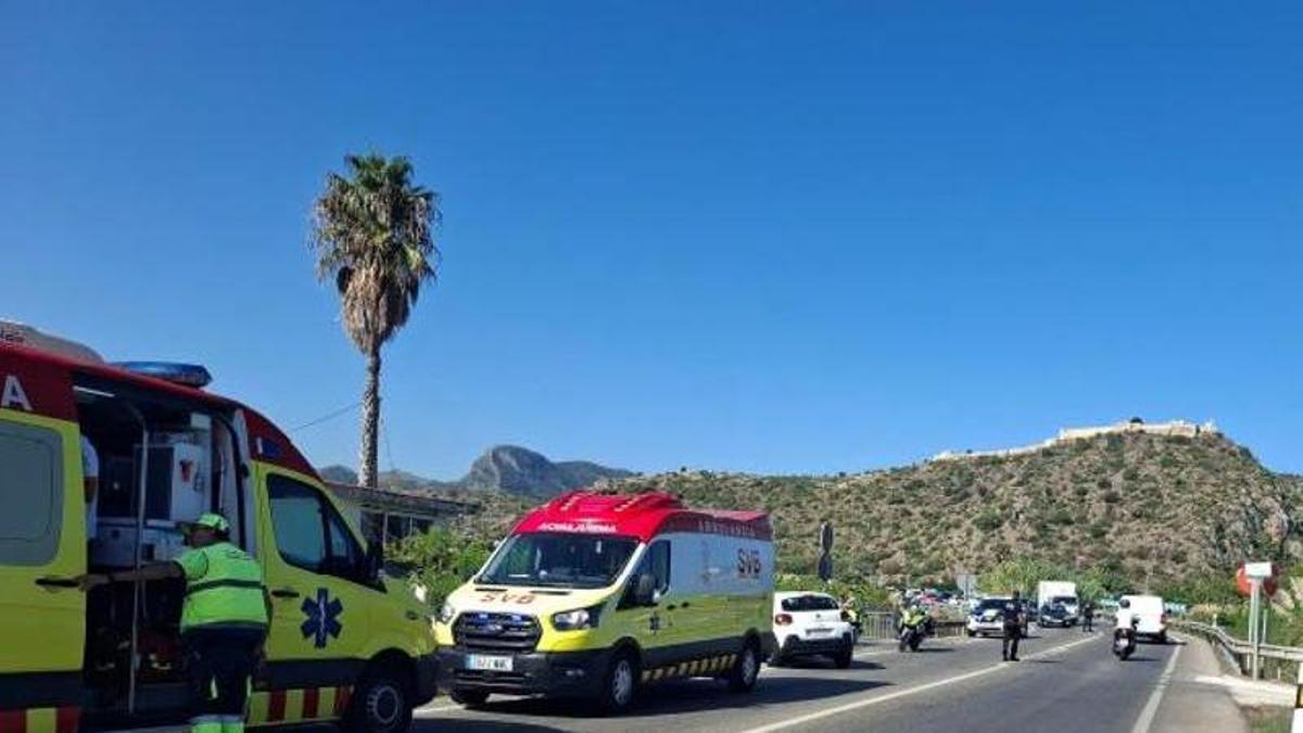 Herido grave tras un accidente por alcance en la N-337 de Gandia: un turismo queda al borde de una acequia
