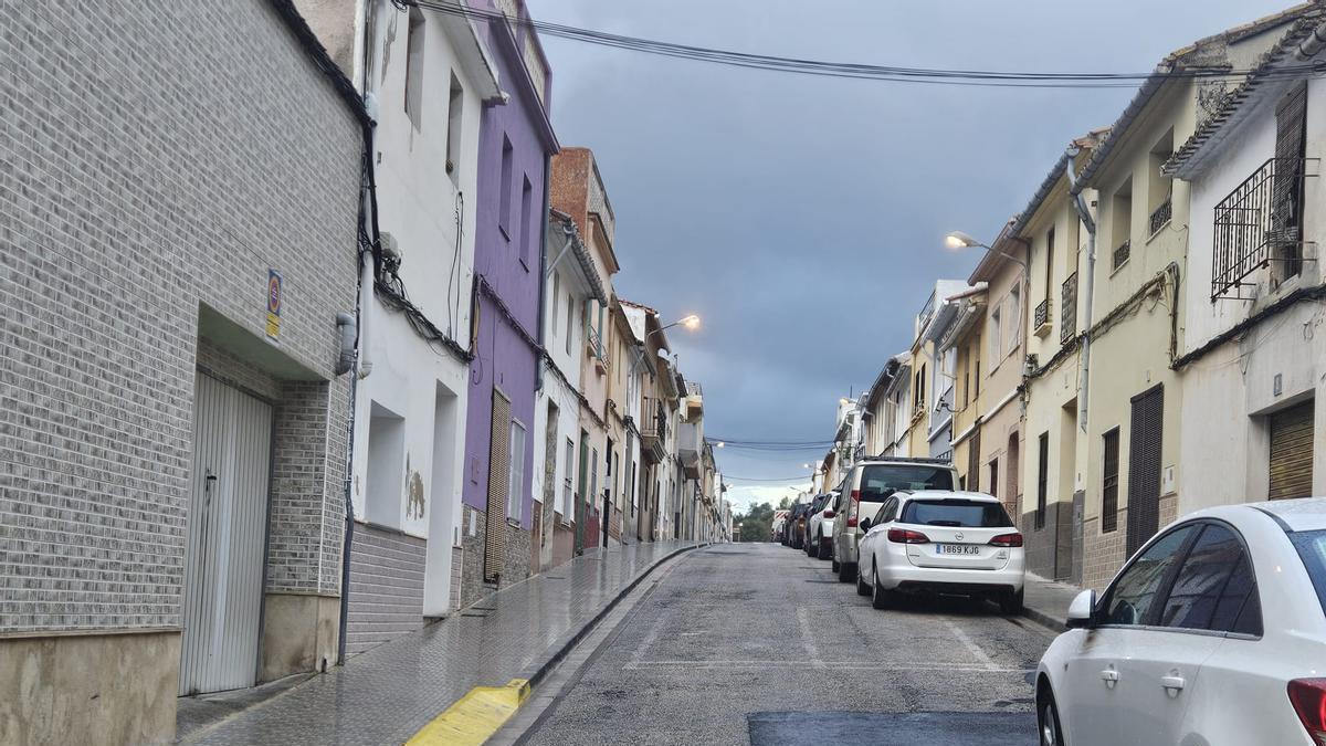 La tormenta deja cortes de caminos en Oliva y obliga a actuar a los equipos municipales de Xeraco