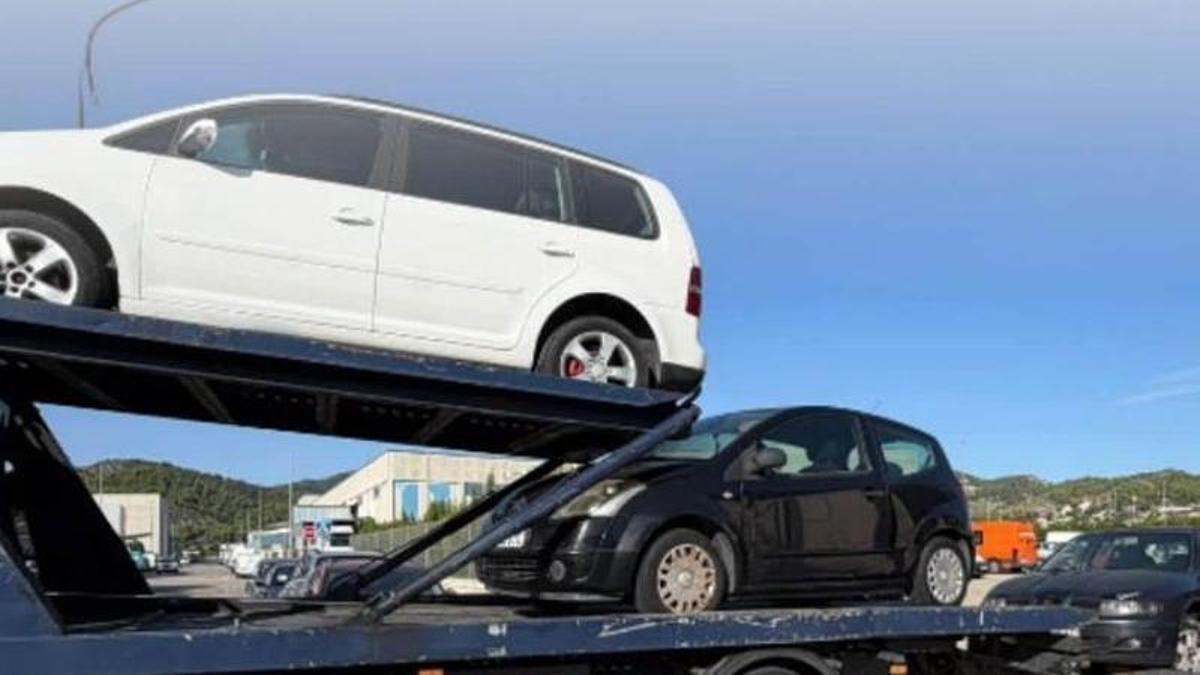 Oliva retira 109 vehículos abandonados en dos meses y declara la guerra al «cementerio» urbano