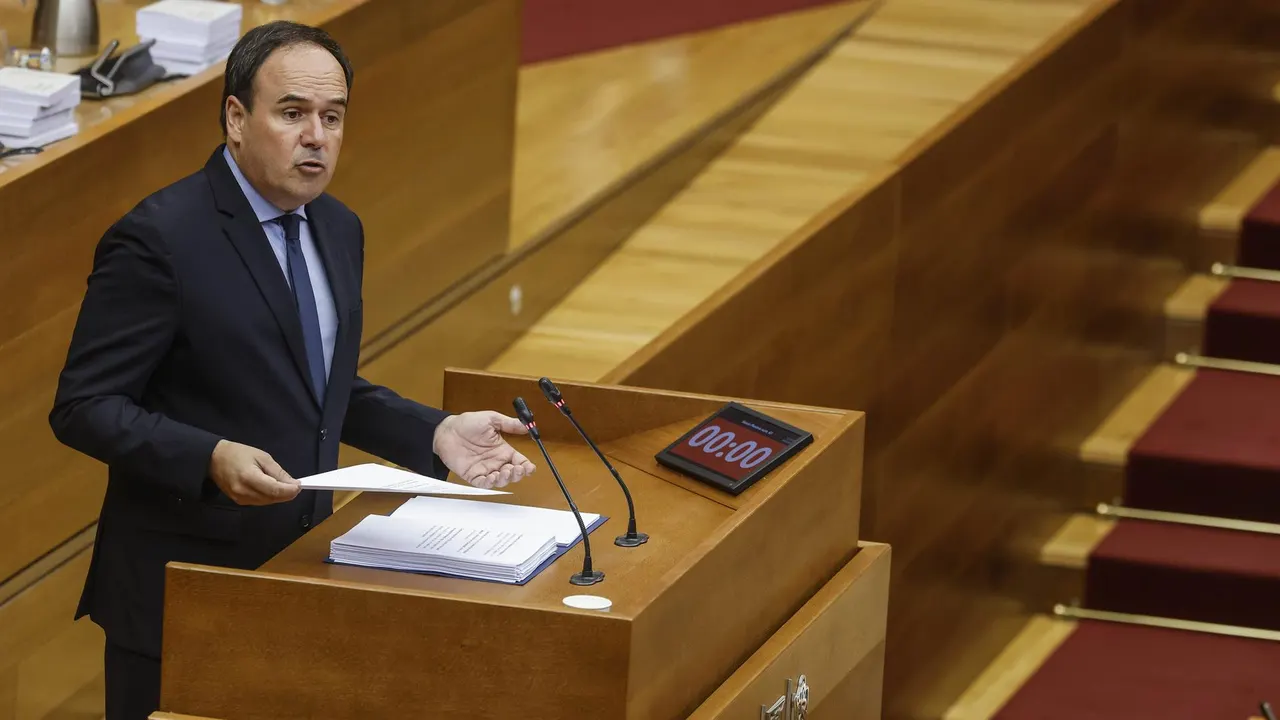 Pérez Llorca despliega en Les Corts un "proyecto de futuro" con 55 medidas