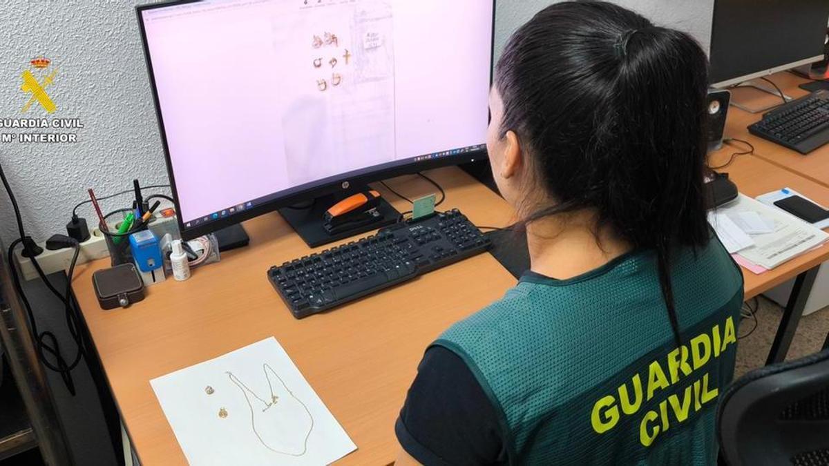 Una red de hurtos a personas mayores desmantelada en el Safor: detenido un matrimonio que aprovechaba su trabajo de cuidados para robar joyas