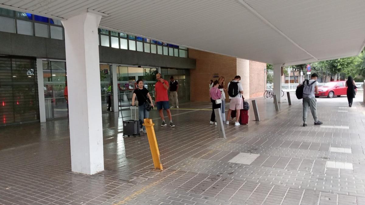 Usuarios del Cercanías C1 Gandia-Valencia: "Nos dejan aquí tirados y sin alternativas; ¡esto es un desastre!"