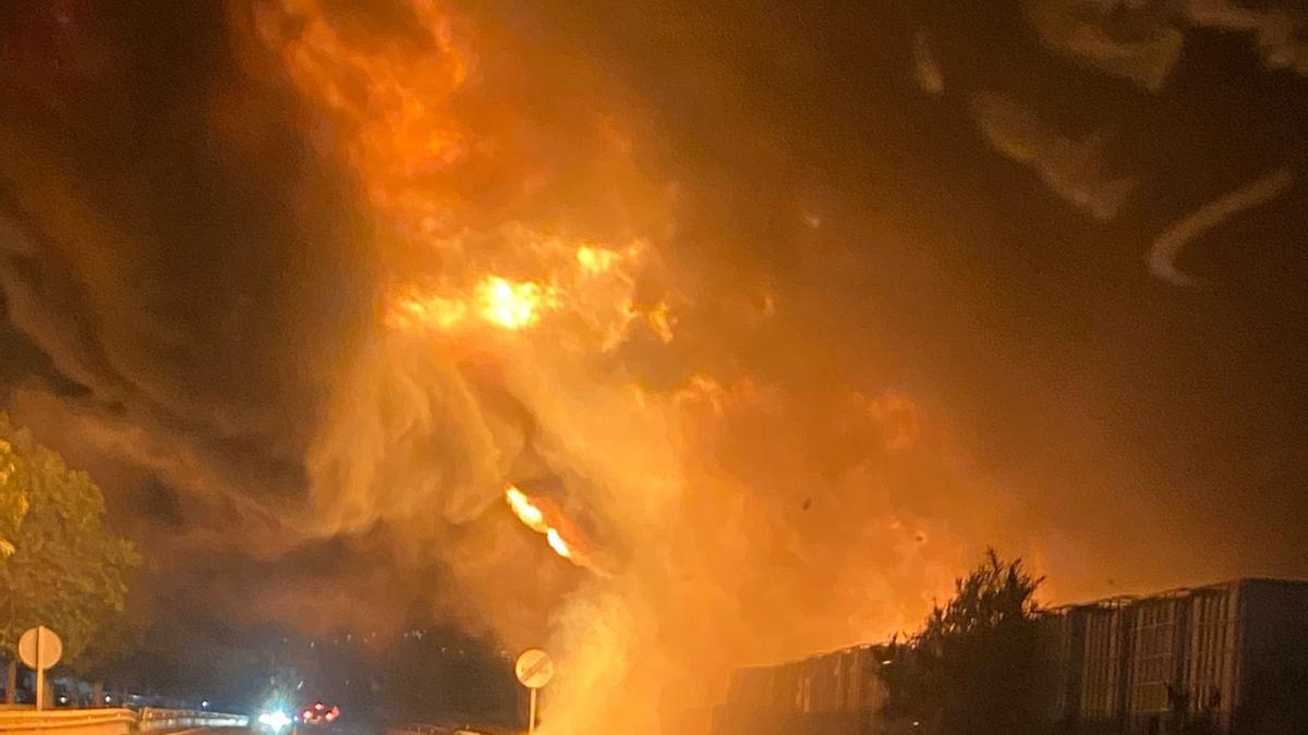 Alerta Química en La Safor: Potries, bajo la amenaza de una nube tóxica tras un incendio industrial masivo