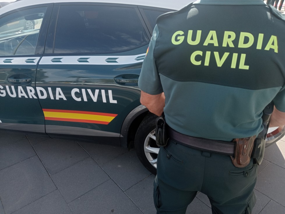Joven en estado crítico tras precipitarse desnudo desde un balcón en Oliva: la Guardia Civil investiga el suceso