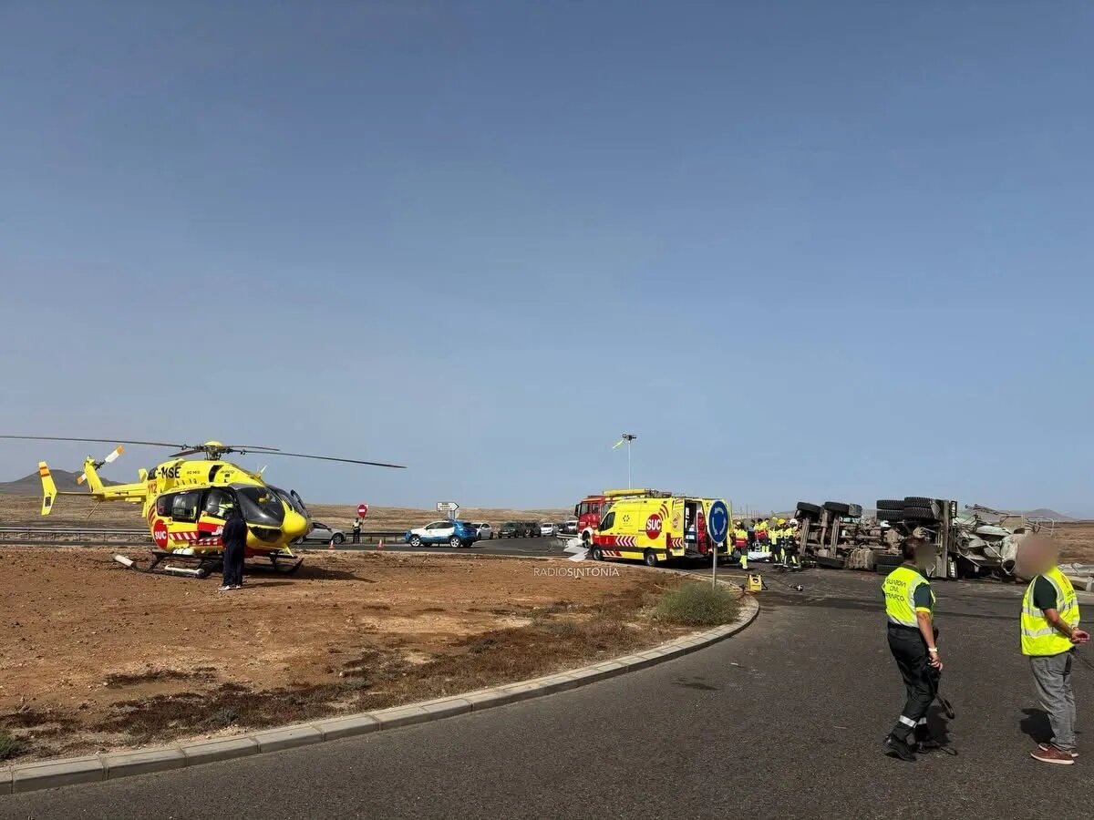 Rescatado en estado crítico: el drama del conductor atrapado en el vuelco de una hormigonera en Fuerteventura